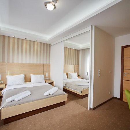 Laurus Motel Airport Tuzla Zivinice Esterno foto